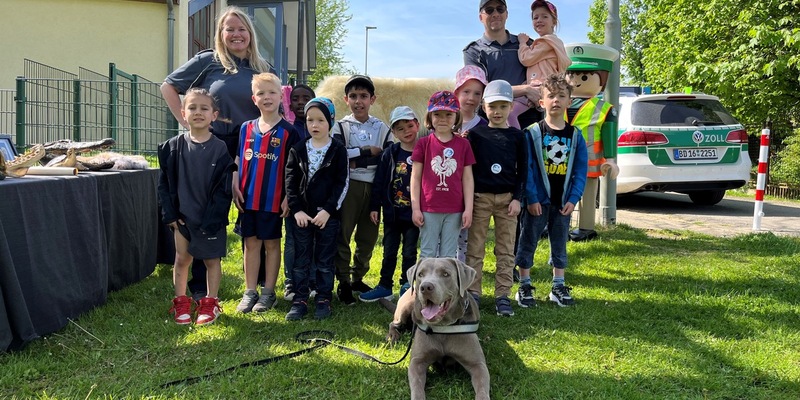 HZA-GI: Zollhund Nabou zu Besuch im Kindergarten - Foto: presseportal.de