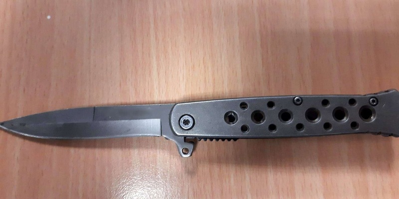 BPOL NRW: Bundespolizisten stellen zugriffbereites Einhandmesser sicher - Foto: presseportal.de