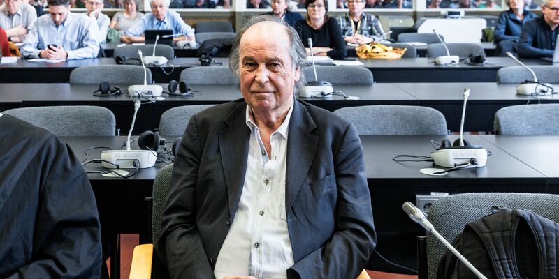 Der 80-jährige Arzt zum Auftakt seines Prozesses im Gerichtssaal in Hamburg. - Foto: Markus Scholz/dpa pool/dpa