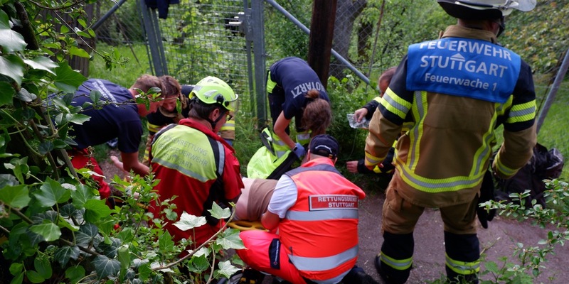 FW Stuttgart: Feuerwehr rettet Person aus Versorgungsschacht - Foto: presseportal.de