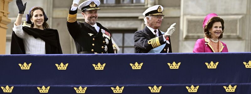 Dänemarks Königin Mary (l-r), König Frederik X., Schwedens König Carl XVI. Gustaf und Königin Silvia in Stockholm. - Foto: Jonas Ekströmer/TT News Agency/AP/dpa