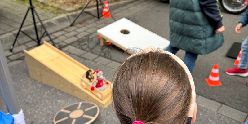 POL-UN: Schwerte - Infostand der Polizei auf dem Drahteselmarkt mit Mitmachaktionen für Groß und Klein - Foto: presseportal.de