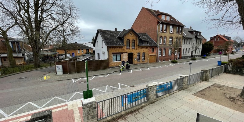 POL-HI: Sarstedt - Einrichten einer Sperrfläche vor der Kastanienhofschule - Foto: presseportal.de