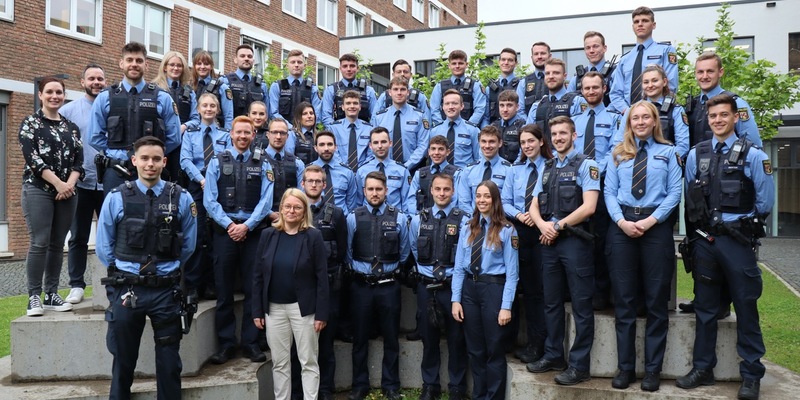 POL-PPTR: Versetzungen junger Polizeikommissarinnen und -kommissare. Das Polizeipräsidium Trier wächst um 41 Mitarbeitende - Foto: presseportal.de
