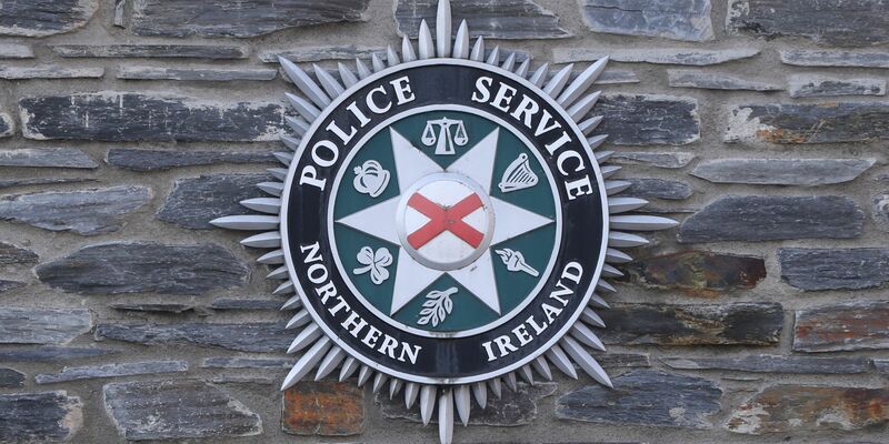 Das Logo des Police Service of Northern Ireland. - Foto: Niall Carson/PA Wire/dpa