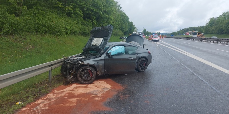 POL-KN: (Engen, BAB 81, Lkr. Konstanz) Unfall auf der A 81 auf Höhe der Raststätte Im Hegau West mit hohem Sachschaden (06.05.2024) - Foto: presseportal.de