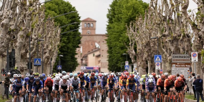 Die Fahrer während der dritten Etappe des Giro d’Italia. - Foto: Fabio Ferrari/LaPresse via ZUMA Press/dpa