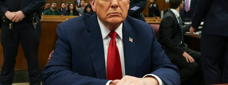 Richter Merchan hat eine Strafe von 1000 Dollar gegen den ehemaligen Präsidenten Donald Trump verhängt. - Foto: Brendan McDermid/Pool Reuters/dpa