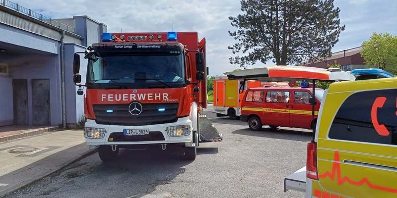FW Horn-Bad Meinberg: Kind in Schwimmhalle mit Fuß im Becken eingeklemmt - Mit Unterstützung einer Tauchergruppe konnte Fuß befreit werden - Foto: presseportal.de