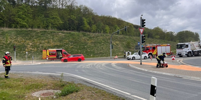 FF Olsberg: Verkehrsbehinderung durch große Ölspur auf B480 und B 7 in Olsberg - Foto: presseportal.de