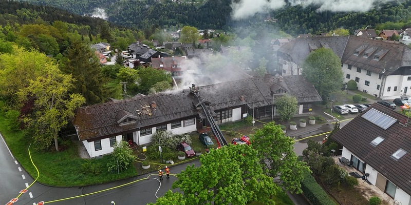 KFV-CW: Dachstuhlbrand in Bad Liebenzell-Monakam Feuerwehren bekämpfen Flammen in asbesthaltiger Bausubstanz - Foto: presseportal.de