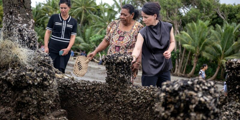 Außenministerin Annalena Baerbock trifft Fußballspieler und Fußballspielerinnen in Fidschi. - Foto: Sina Schuldt/dpa