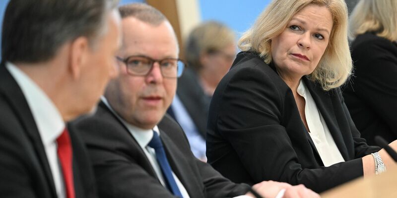 Bundesinnenministerin Nancy Faeser (SPD) und die Länder-Ressortchefs schalten sich heute in einer Videokonferenz zusammen, um nach Angriff in Dresden über besseren Schutz zu beraten. - Foto: Britta Pedersen/dpa
