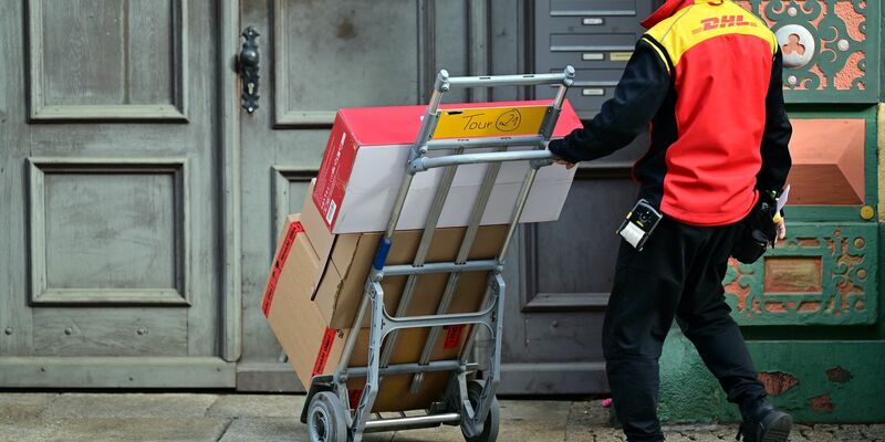 Klassische Briefe gibt es immer seltener. Doch dank des Online-Handels profitiert die Deutsche Post vom Paketversand. - Foto: Martin Schutt/dpa