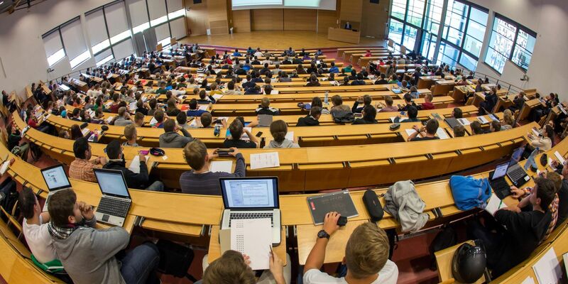 Wer ein Startup gründet, dessen Eltern saßen mit hoher Wahrscheinlichkeit früher im Hörsaal. Viele Gründerinnen und Gründer kommen aus Akademiker- oder Unternehmerfamilien. - Foto: Michael Reichel/dpa-Zentralbild/dpa