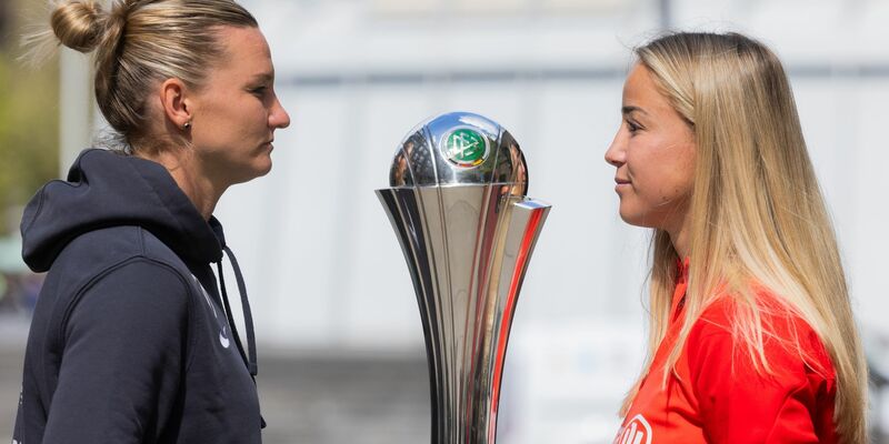 Alexandra Popp (l) vom VfL Wolfsburg und Giulia Gwinn vom FC Bayern München und der DFB-Pokal. - Foto: Rolf Vennenbernd/dpa