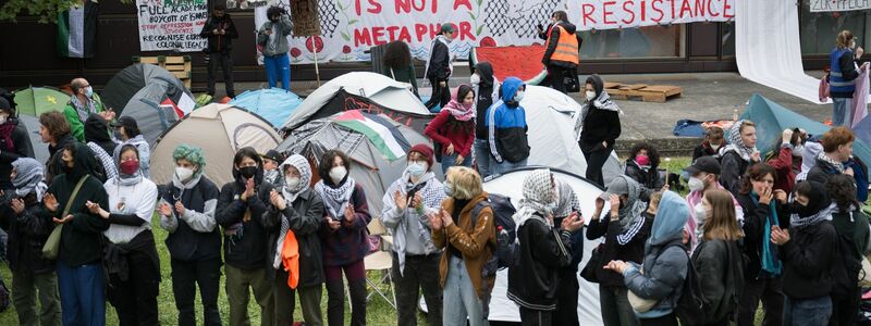 Propalästinensische Aktivisten haben einen Hof der Freien Universität in Berlin besetzt. - Foto: Sebastian Christoph Gollnow/dpa