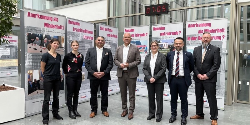 POL-OF: Innenminister Roman Poseck eröffnet Ausstellung Der Weg der Sinti und Roma im Polizeipräsidium Südosthessen in Offenbach - Foto: presseportal.de