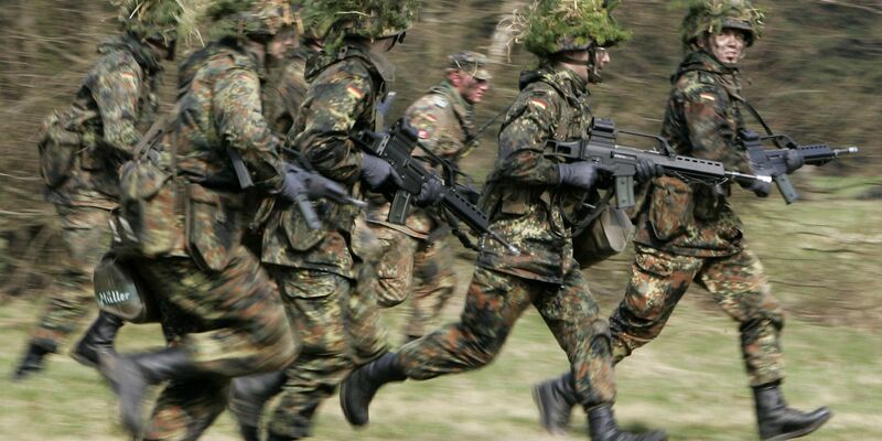 Eine Wehrpflicht im Rahmen eines sozialen Pflichtjahres würde den ifo-Forschern zufolge jährlich wirtschaftliche Kosten verursachen, die in etwa so groß sind, wie die Mittel aus dem Verteidigungshaushalt und dem Sondervermögen Bundeswehr im Jahr 2024 zusammen. - Foto: Frank May/dpa