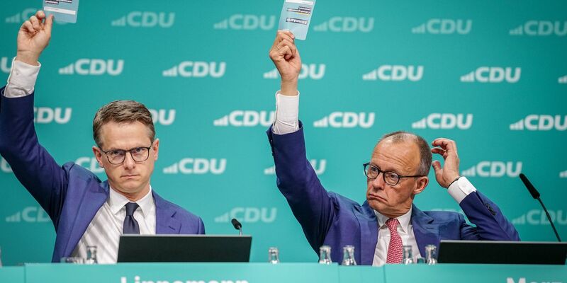 CDU-Spitzenkandidat für die Landtagswahl in Thüringen Mario Voigt (l-r), CDU-Bundestagsabgeordnete Serap Güler, CDU-Chef Friedrich Merz und der CDU-Generalsekretär Carsten Linnemann präsentieren das neue Grundsatzprogramm der Union. - Foto: Kay Nietfeld/dpa