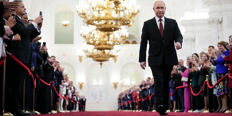Wladimir Putin geht zur Vereidigung als russischer Präsident während einer Inaugurationszeremonie im Großen Kremlpalast. - Foto: Alexander Zemlianichenko/Pool AP/AP