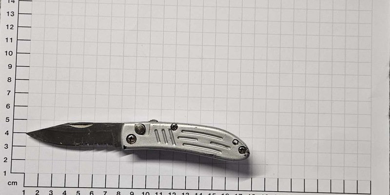 BPOL NRW: Bundespolizisten stellen Einhandmesser sicher - Foto: presseportal.de