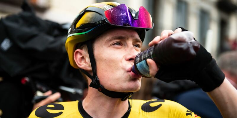 Trainierte erstmals wieder draußen auf dem Rad: Jonas Vingegaard. - Foto: Alberto Gardin/Zuma Press/dpa