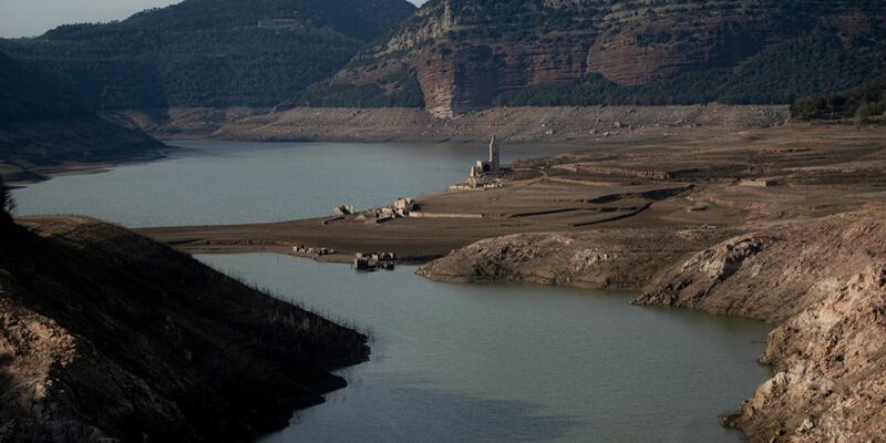 Blick auf den Sau-Stausee in Vilanova de Sau, Katalonien Ende Januar 2024. - Foto: Lorena Sopêna/EUROPA PRESS/dpa