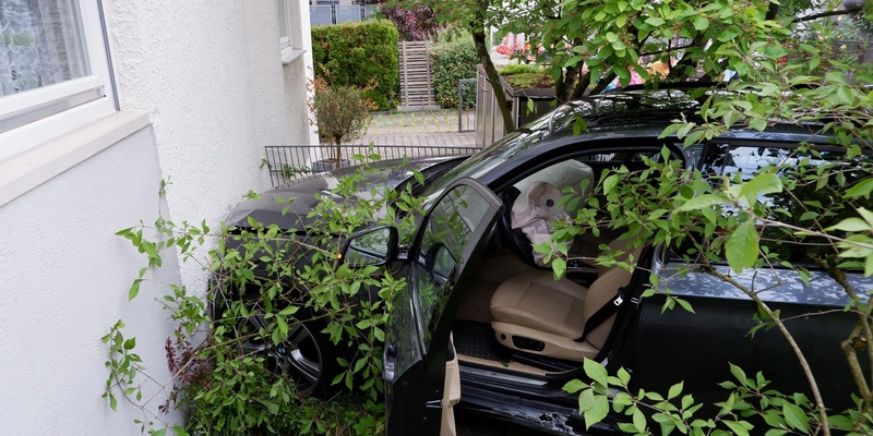 FW Stuttgart: - PKW fährt gegen Hauswand - Eine Person in eine Klinik verbracht - Foto: presseportal.de