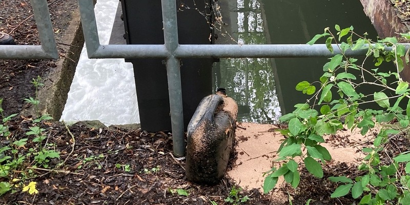 POL-UL: (UL) Ulm - Gewässer verunreinigt / In den vergangenen Tagen leerte ein Unbekannter einen Kanister mit Kraftstoff in ein Gewässer in Ulm. - Foto: presseportal.de
