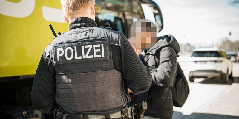 Bundespolizeidirektion München: Dokumente und gefälschtes Visum im Schuh versteckt/ Bundespolizei bringt falschen Marokkaner in Haft - Foto: presseportal.de