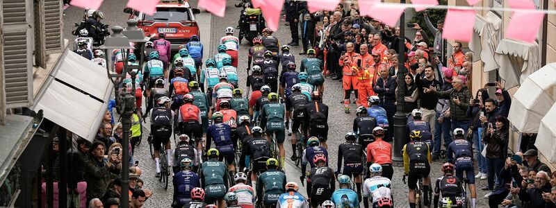 Das Fahrerfeld zum Start der vierten Giro-Etappe. - Foto: Marco Alpozzi/LaPresse via ZUMA Press/dpa