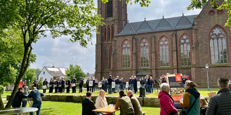 FW Rheurdt: Musikalisches Picknick im Burgerpark: Spielmannszug der Feuerwehr stimmt auf Jubiläum ein - Foto: presseportal.de