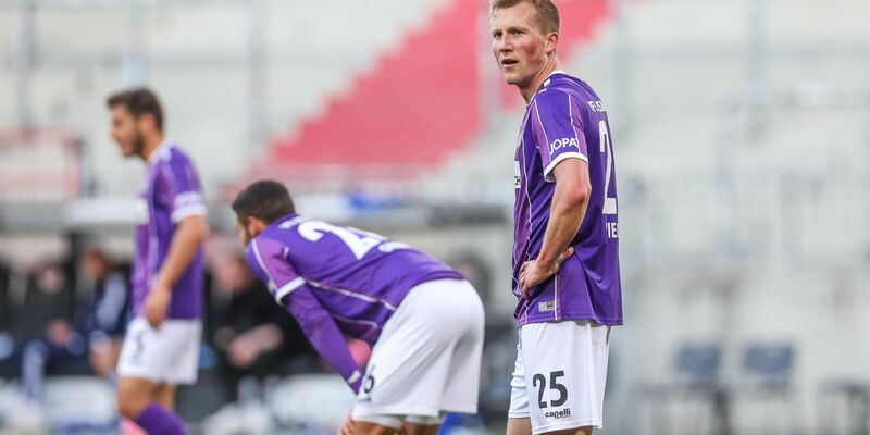 Der VfL Osnabrück ist durch die Niederlage gegen Schalke abgestiegen. - Foto: Tim Rehbein/dpa