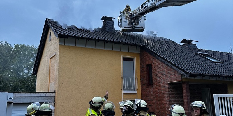 FW Menden: Dachstuhlbrand in der Schlesienstraße - Foto: presseportal.de