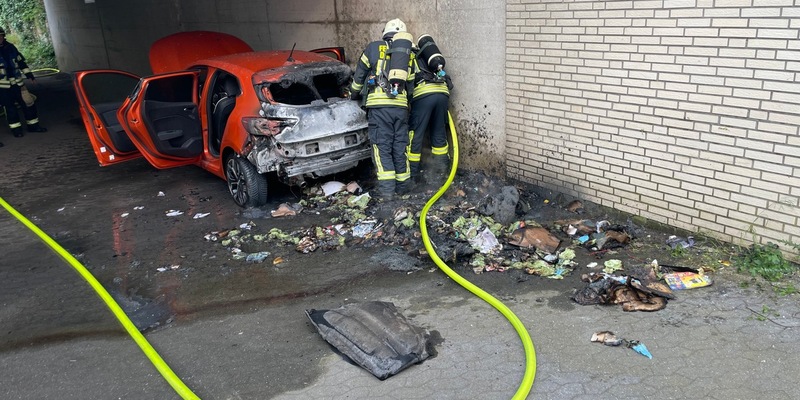 FW Dinslaken: Feuer einer brennenden Mülltonne griff auf PKW über. - Foto: presseportal.de