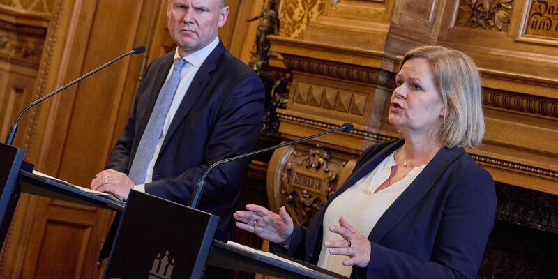 Bundesinnenministerin Nancy Faeser (SPD) und die Innenministerkonferenz der Länder forderten bei einer Videokonferenz ein Ende von Gewalt und Hetze. - Foto: Georg Wendt/dpa
