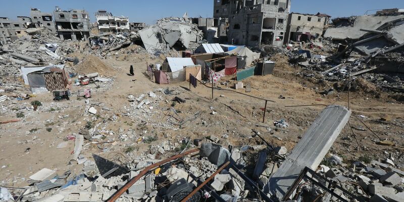 Binnenvertriebene Palästinenser errichteten Zelte auf den Ruinen des Lagers Chan Junis, nachdem die israelische Armee sie aufgefordert hatte, die Stadt Rafah zu räumen. - Foto: Omar Naaman/dpa