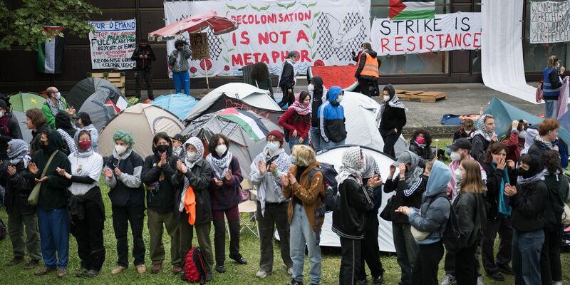 Teilnehmerinnen und Teilnehmer stehen während einer propalästinensischen Demonstration der Gruppe «Student Coalition Berlin» auf dem Theaterhof der Freien Universität Berlin. - Foto: Sebastian Christoph Gollnow/dpa