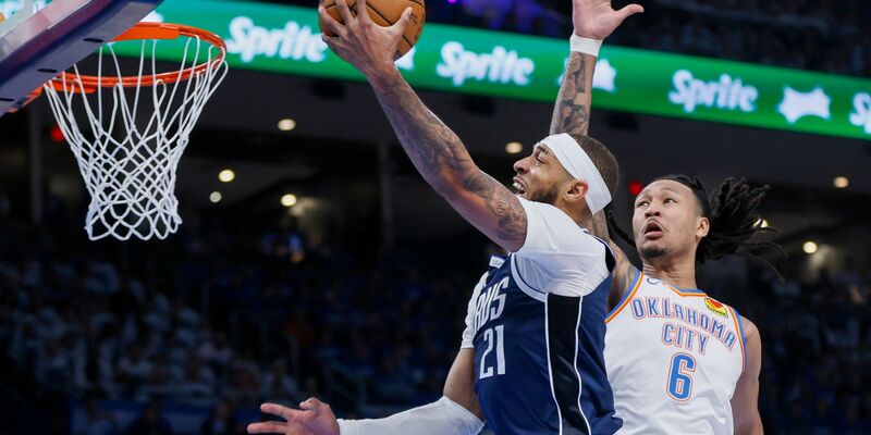 Mavericks-Center Daniel Gafford (l) zieht gegen Oklahoma-Forward Jaylin Williams zum Korb. - Foto: Nate Billings/FR171660 AP/AP