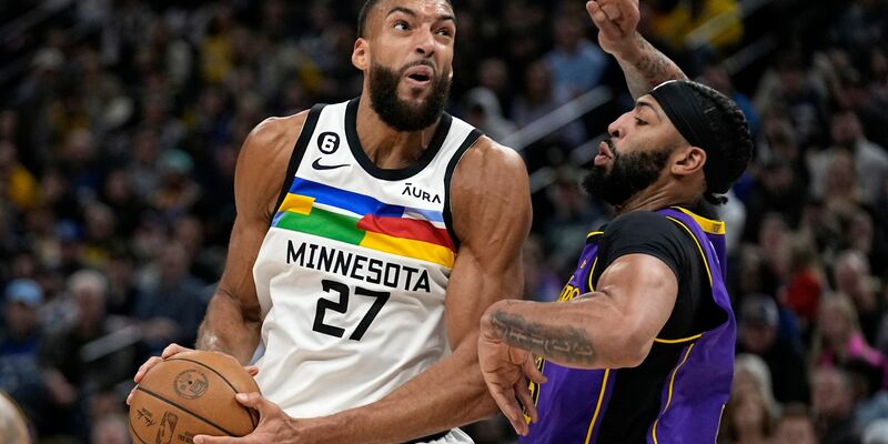 Rudy Gobert (l) ist nach 2018, 2019 und 2021 erneut zum besten NBA-Verteidiger gewählt worden. - Foto: Abbie Parr/AP/dpa
