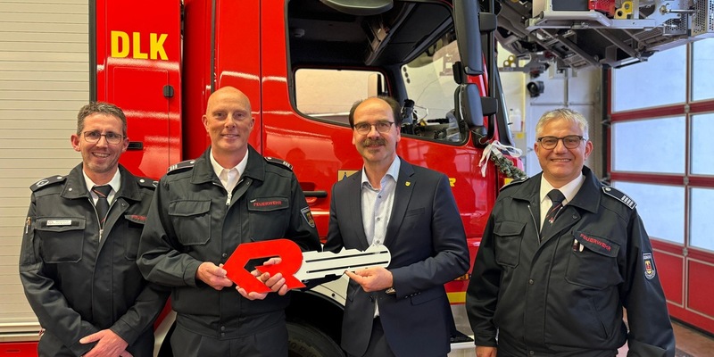 FW-EN: Neue Drehleiter - Bürgermeister übergibt Fahrzeug an die Feuerwehr - Foto: presseportal.de