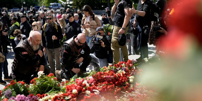 Mitglieder der russisch-nationalistischen Rockergruppe «Nachtwölfe» legen 9. Mai 2023 Blumen am Sowjetischen Ehrenmal im Tiergarten in Berlin nieder. - Foto: Markus Schreiber/AP/dpa