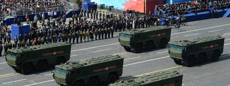 Kurzstrecken-Raketensysteme Iskander/SS-26 Stone fahren während der Parade zum Tag des Sieges am 9. Mai 2023 auf dem Roten Platz. - Foto: Host Photo Agency / Ria Novosti/RIA NOVOSTI POOL/dpa
