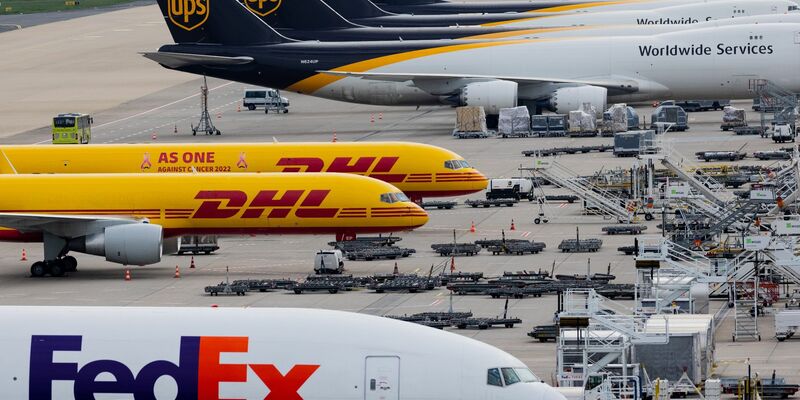 Frachtflugzeuge auf einem Flughafen. Eine FedEx-Boeing musste in Istanbul auf dem Rumpflanden. (Symbolbild) - Foto: Rolf Vennenbernd/dpa