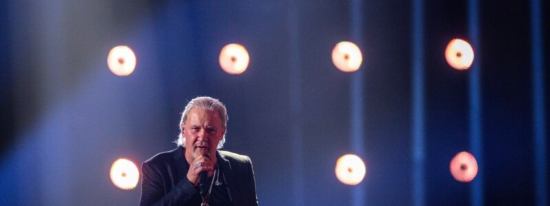 Der irisch-australische Sänger Johnny Logan ist der einzige Interpret, der den Eurovision Song Contest zweimal gewonnen hat - Foto: Jens Büttner/dpa