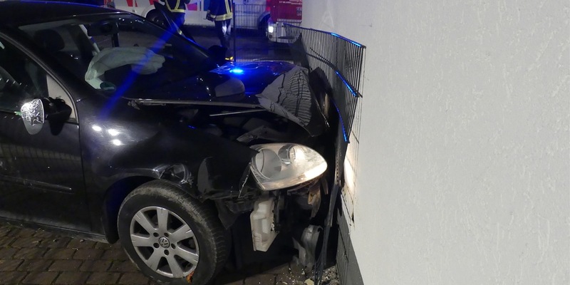 POL-GM: 24-Jähriger bei Alleinunfall schwer verletzt - Foto: presseportal.de