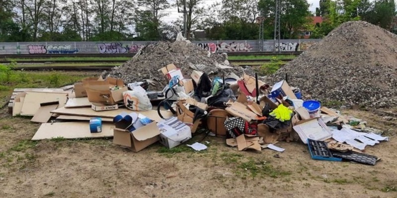 BPOL-H: Mann lädt Müll auf Bahngelände ab - Persönliche Briefe überführen Müllsünder - Foto: presseportal.de