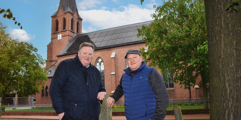 St. Antonius holt den Strom vom Himmel / Wie eine kleine Kirchengemeinde im Emsland Vorreiter für denkmalverträgliche Photovoltaik wurde - Innovation durch Integration - Foto: presseportal.de