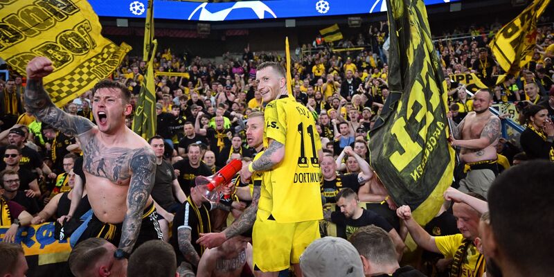 Dortmunds Marco Reus (M) jubelt mit den mitgereisten Fans über den Einzug ins Champions-League-Finale. - Foto: Robert Michael/dpa